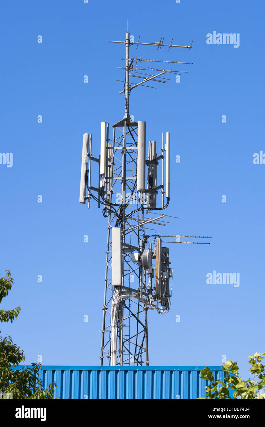 Mobiler Mast, Tachbrook Park Drive, Leamington Spa, Warwickshire, UK. Stockfoto