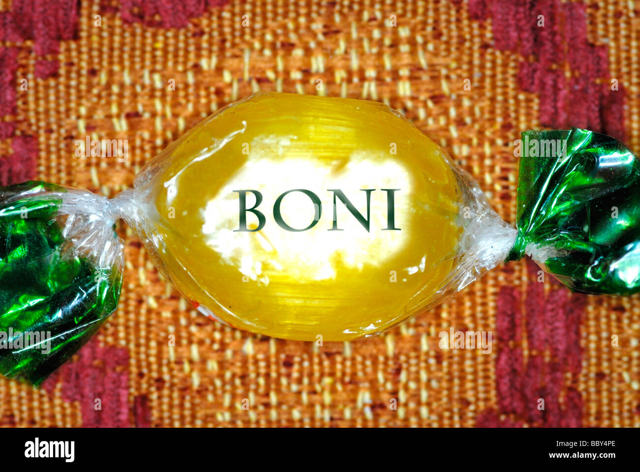 Candy mit den Worten "Boni" symbolisches Bild für Bonuszahlungen an Manager Stockfoto