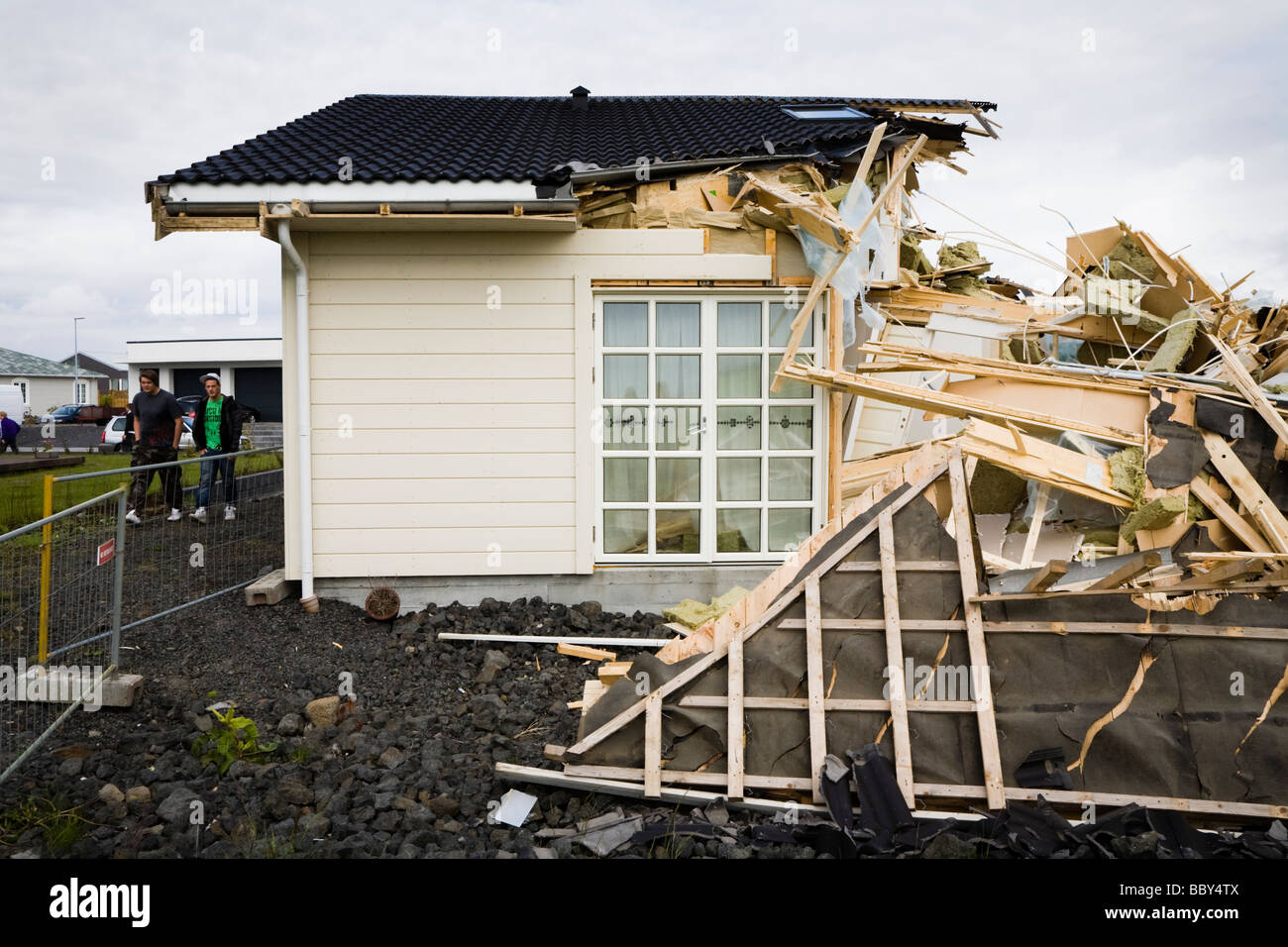 Hauseigentümer Tränen sein Haus nach unten, Island Alftanes Mittwoch Juni 17. Die Finanzkrise in Island wird seinen Tribut. Stockfoto