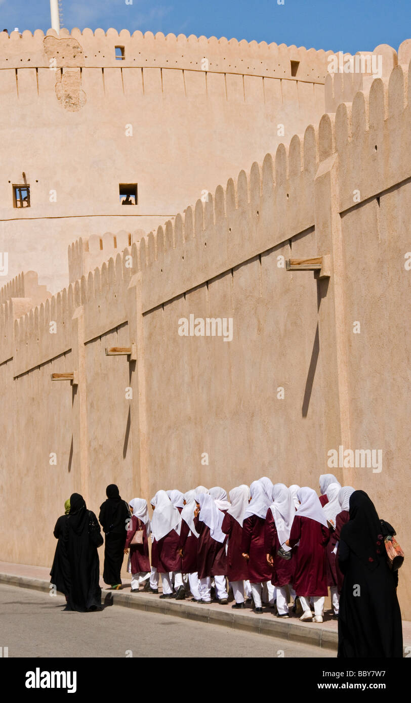 Schulmädchen vor Nizwa Fort Sultanat Oman Stockfoto