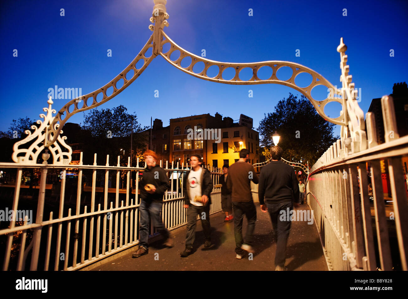 Menschen überqueren die Ha Penny am unteren Ormond Quay Central Dublin Irland Stockfoto