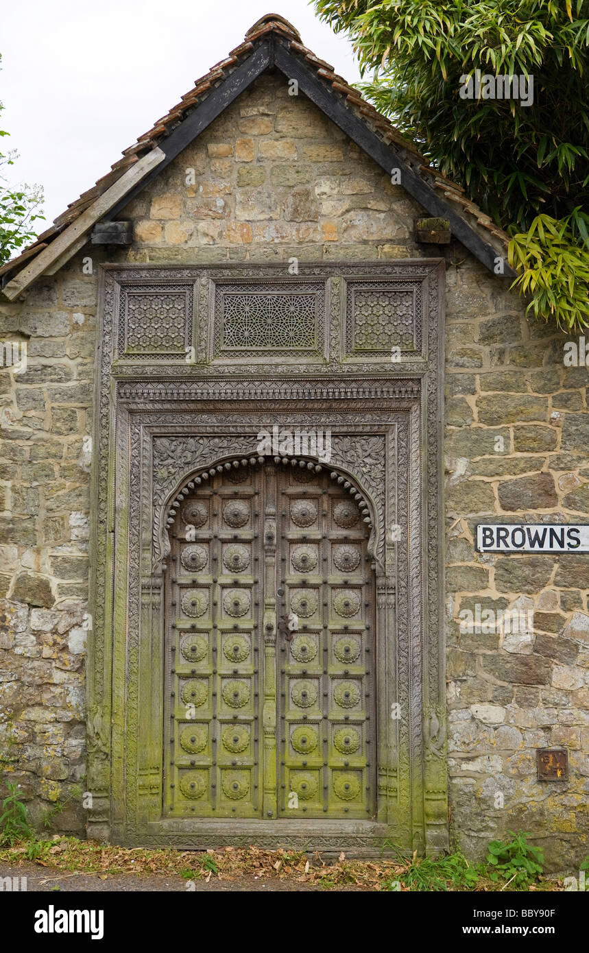Aufwändig geschnitzte Reproduktion Indo-Islamische Holztür, die über 100 Jahre alt ist, Brown's Lane, Storrington, West Sussex, Großbritannien Stockfoto