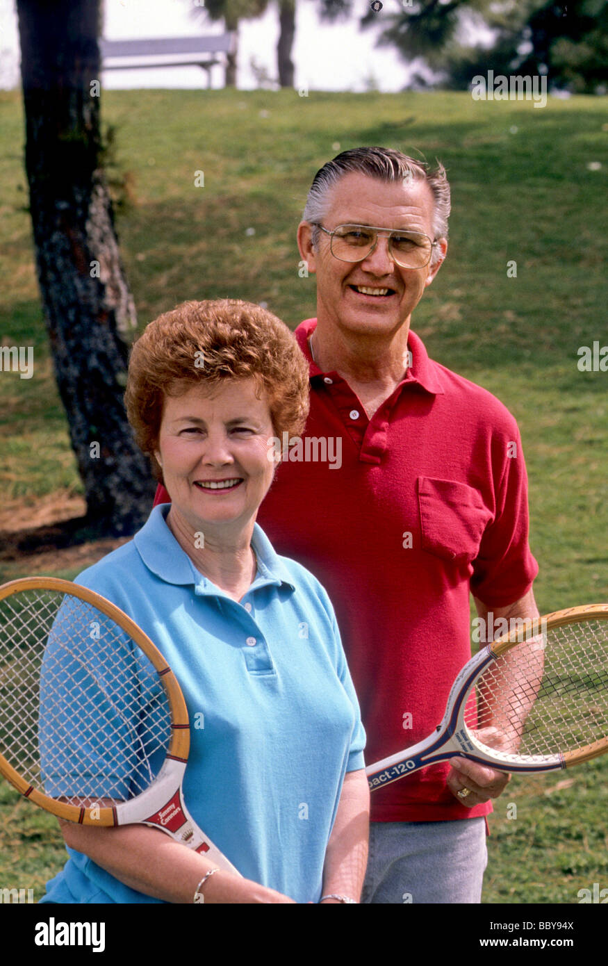 Senior älteres paar Tennis Liebe Aktie Sport Lächeln glücklich Sonne im  freien außerhalb Gesundheit Übung Park Spiel Mann Frau Stockfotografie -  Alamy