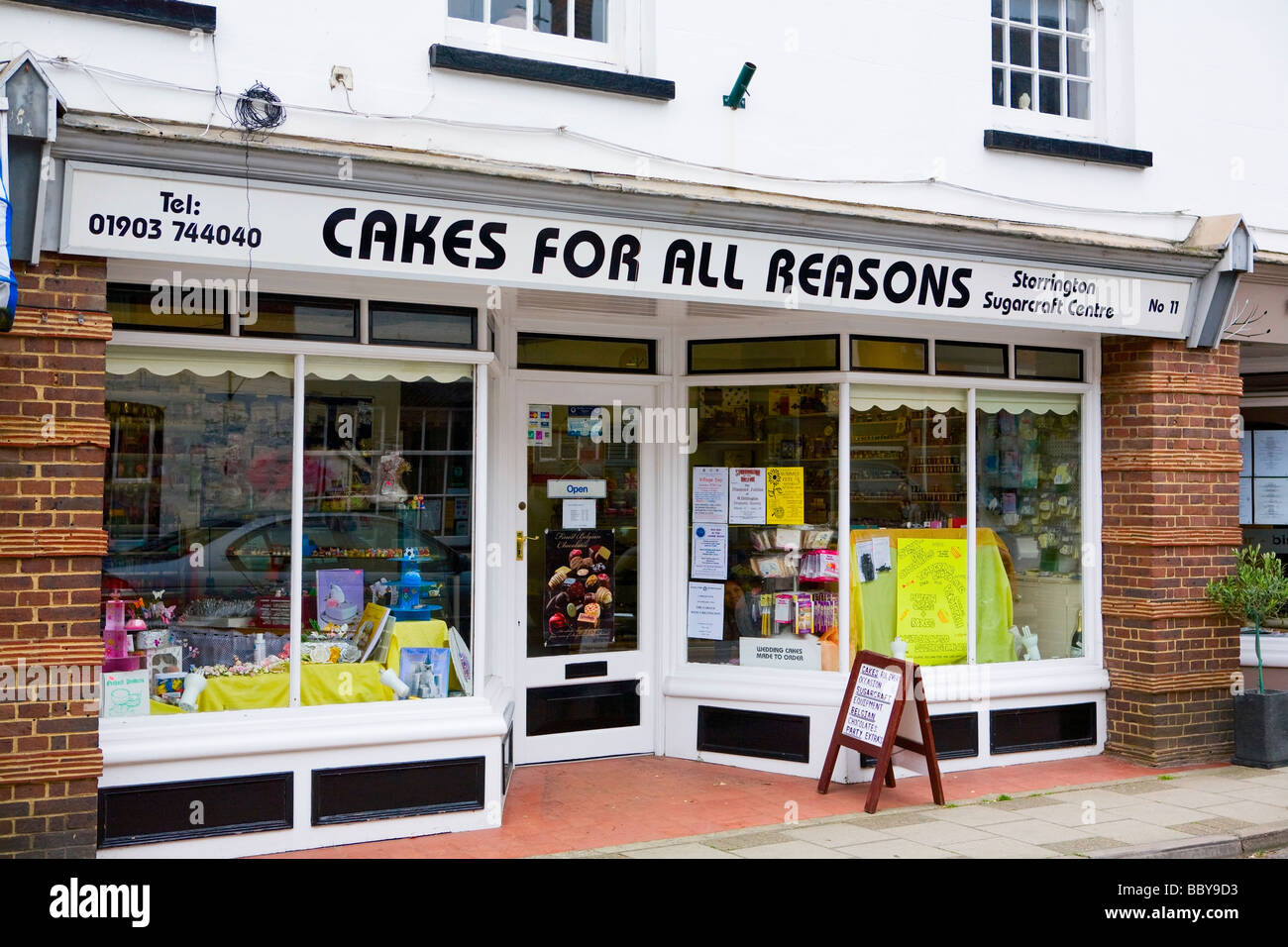 Außenansicht des English Cake Shop in Storrngton (jetzt geschlossen), West Sussex, Großbritannien Stockfoto