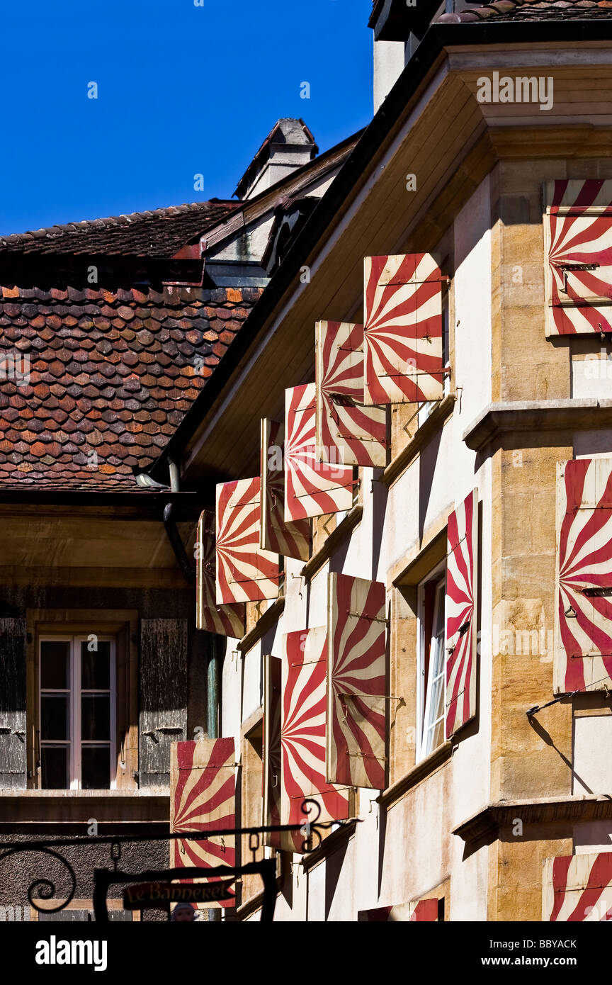 Fensterläden in Neuchatel Schweiz in eines der traditionellen Schweizer  Muster gemalt. Charles Lupica Stockfotografie - Alamy