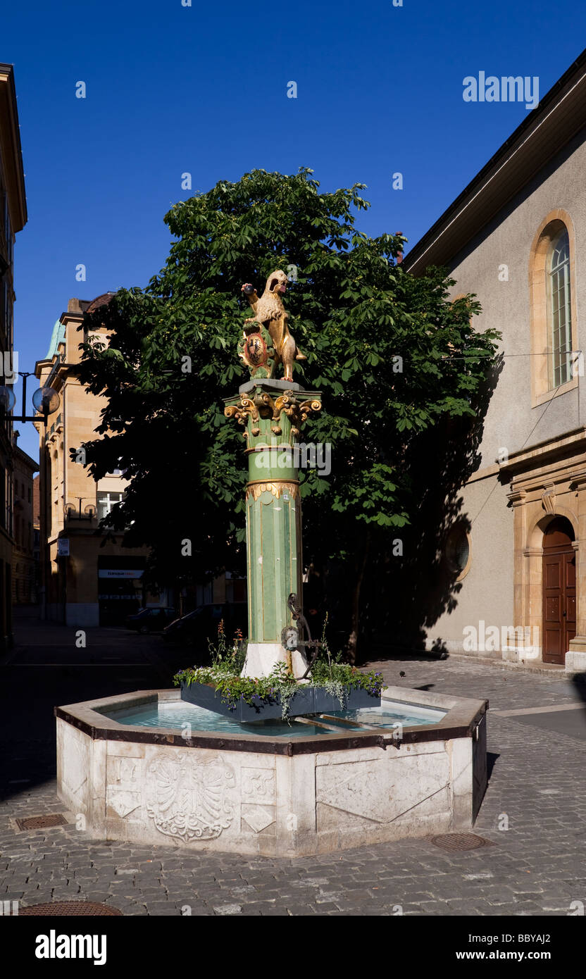 Einer der vielen Brunnen und Statuen, Temple du Bas, Neuchatel, Schweiz. Charles Lupica. Stockfoto