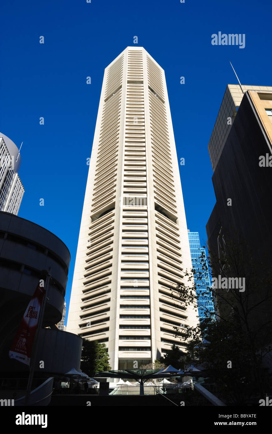 Groß, Stahlbeton-Hochhaus im modernistischen Stil. Stockfoto