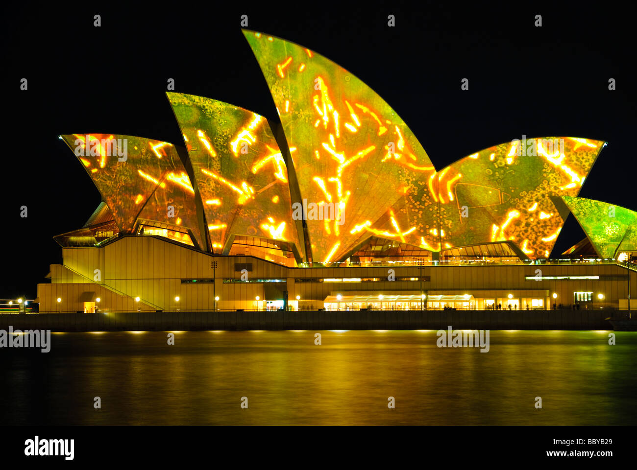 Das Sydney Opera House beleuchtet in herrlichen Farben im Rahmen der Lichtstrom, im Rahmen des Festivals Vivid Sydney Stockfoto