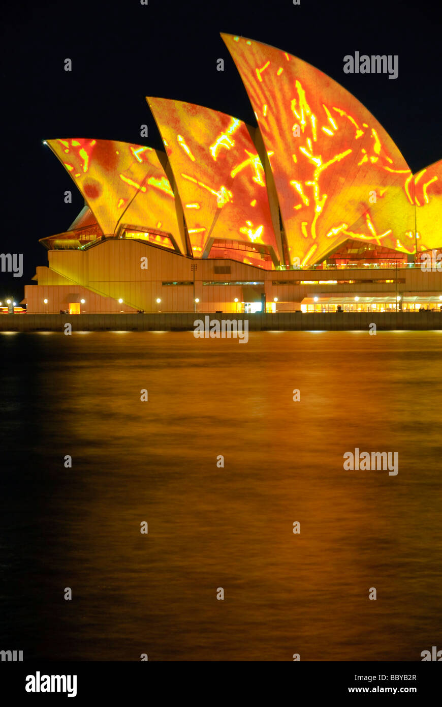 Das Sydney Opera House beleuchtet in der herrlichen Farbe während des Festivals Vivid Sydney Stockfoto