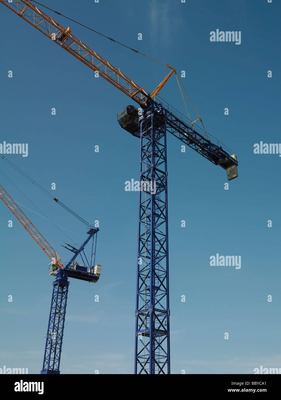 Zwei Kräne gegen blauen Himmel Stockfoto