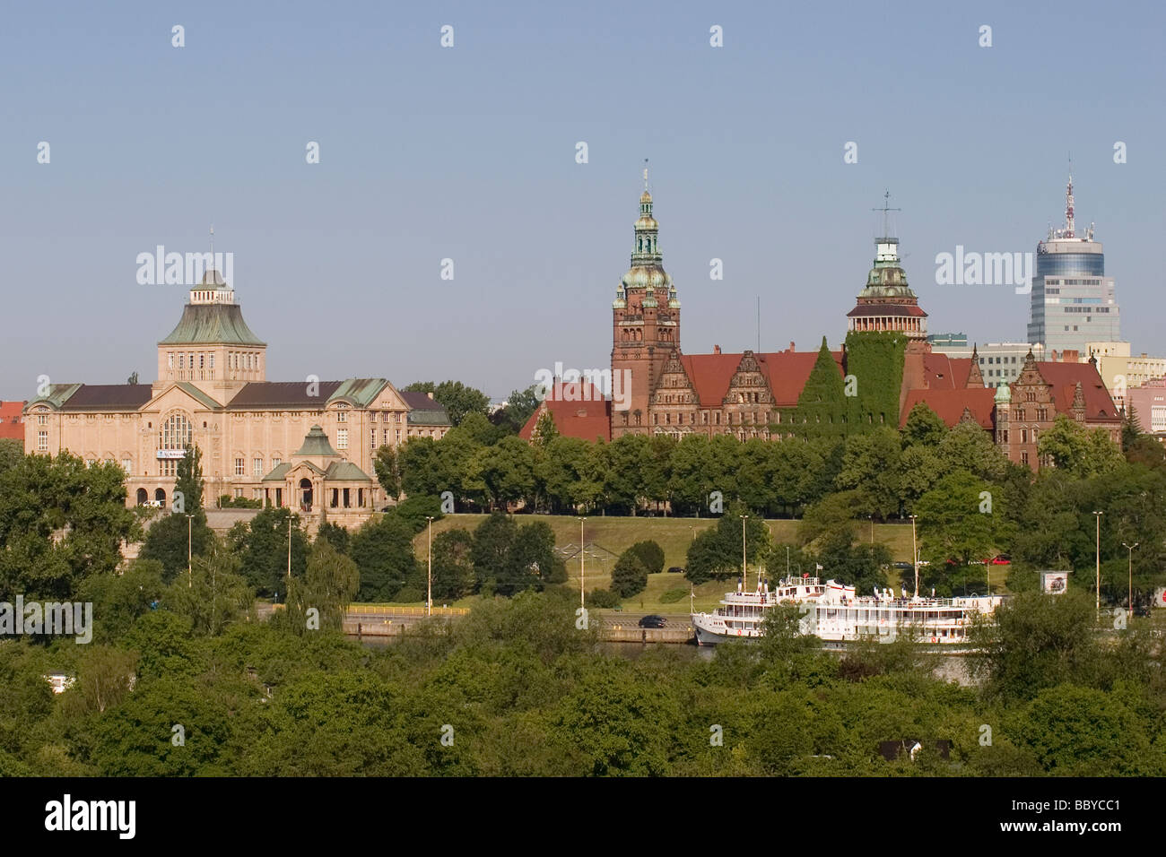 Polen Stettin Odra Flußdamm, mit Stadtmuseum, Landesamt & PAZIM Turm Stockfoto