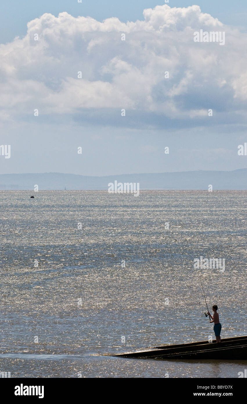 Ein Junge Angeln am Ufer in Penarth in South Wales. Foto von Gordon Scammell Stockfoto