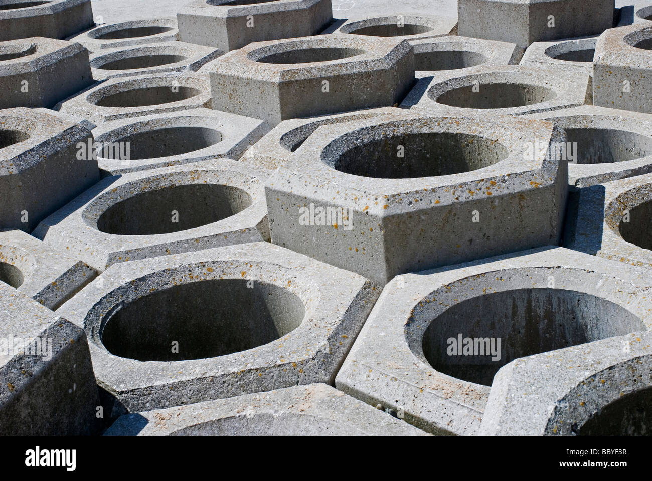 Wellenbrecher - eckige Betonblöcke Stockfoto