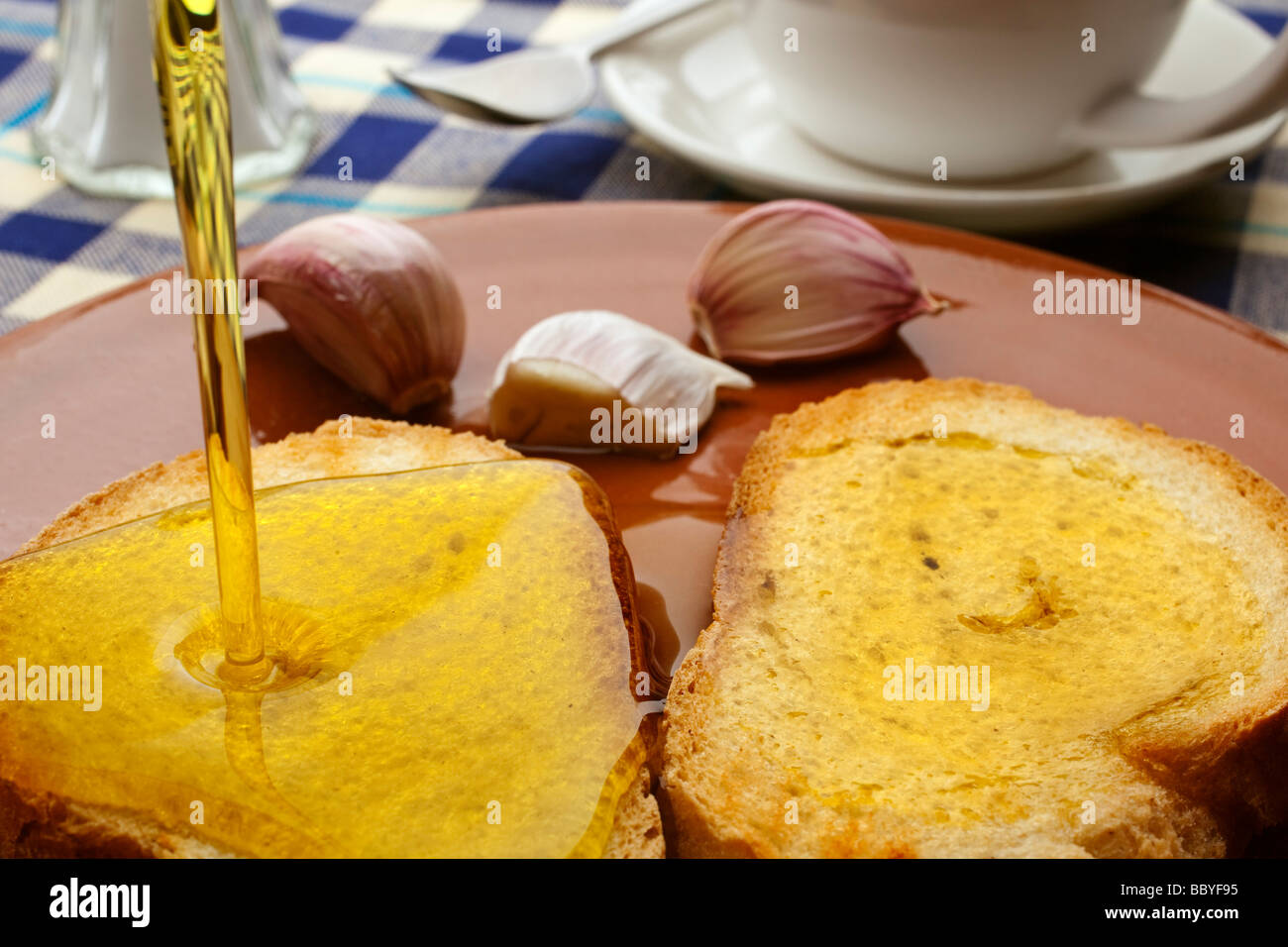 Desayuno Tostadas de Pan Con Aceite de Oliva Virgen Extra y Ajos Frühstück mit Toast Brot Extra Natives Olivenöl und Knoblauch Stockfoto