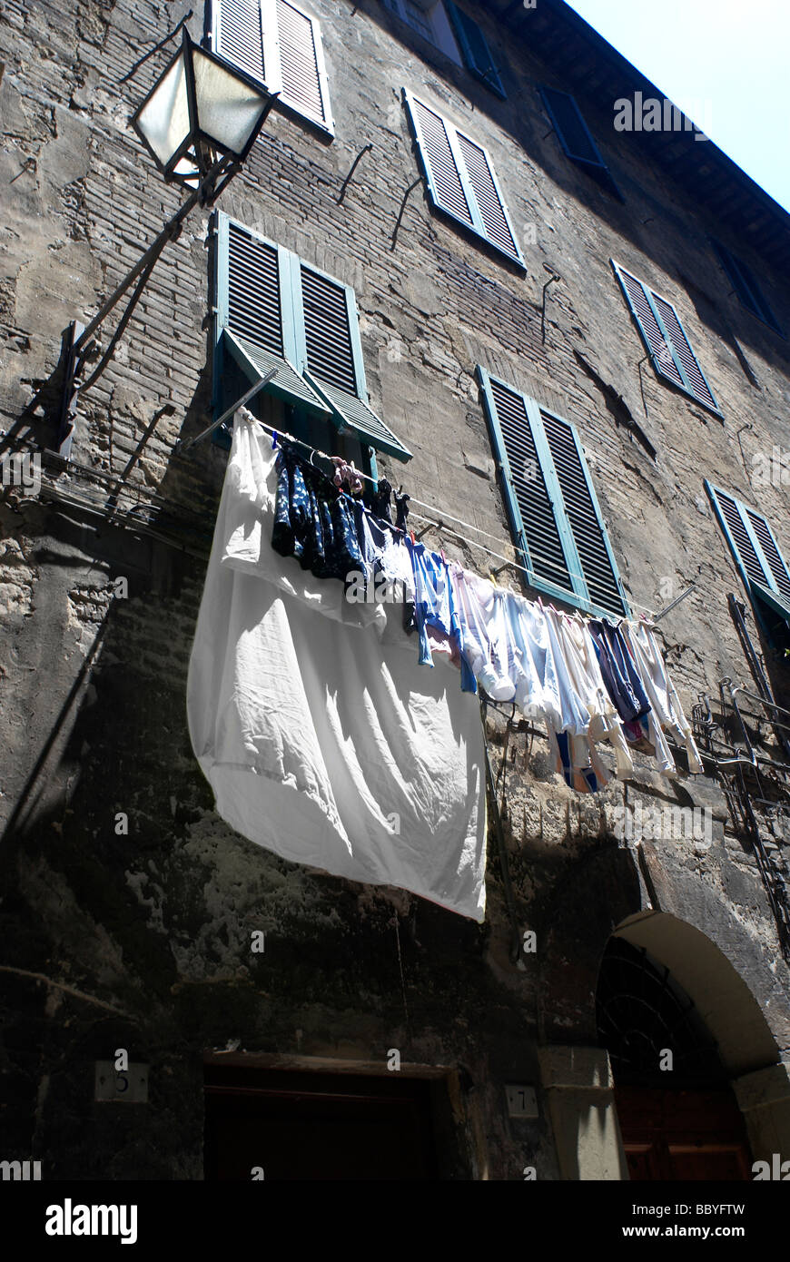 Waschen von hängen shuttered Fenster, Siena, Italien Stockfoto