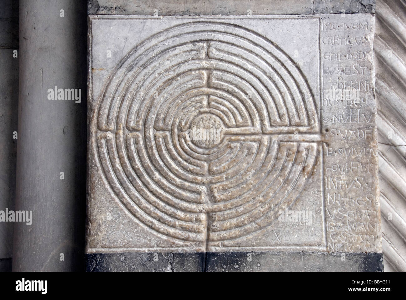 Labyrinth auf dem Portikus der Fassade (Detail) von der Lucca Duomo Cattedrale di San Martino Stockfoto