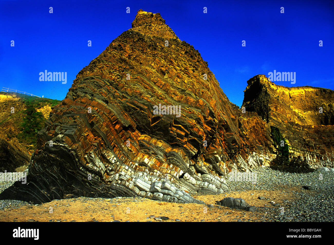 Felsformationen an sonnigen Sandymouth Bay Cornwall.Strata Stockfoto