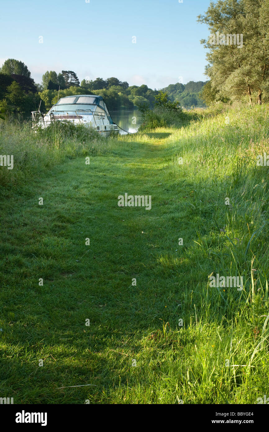 Sportboot ankern auf der Themse am Kind Beale in der Nähe von Pangbourne Berkshire Uk Stockfoto