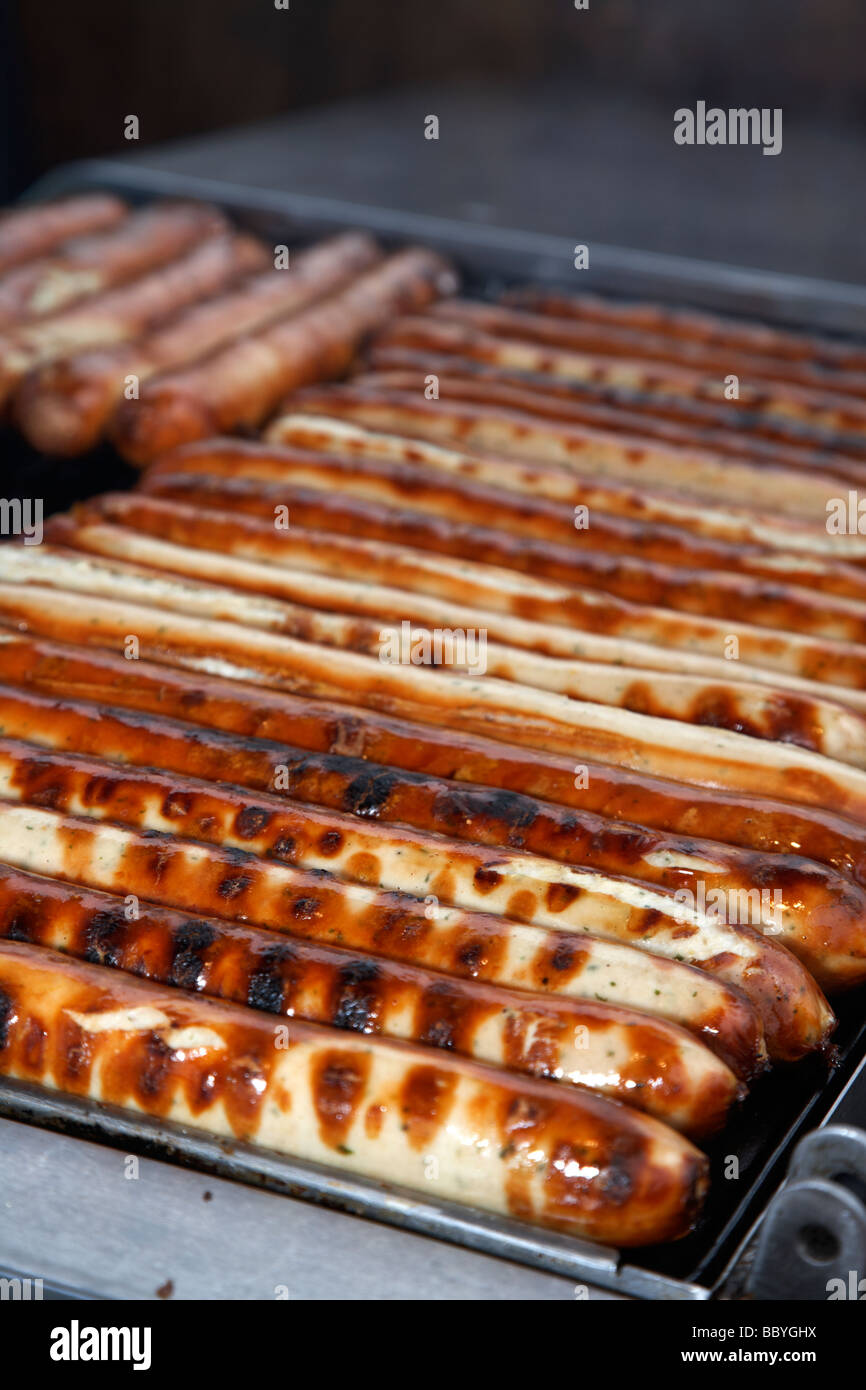 deutsche Wurst am Grill zum Verkauf an ein outdoor-Markt in Großbritannien Stockfoto