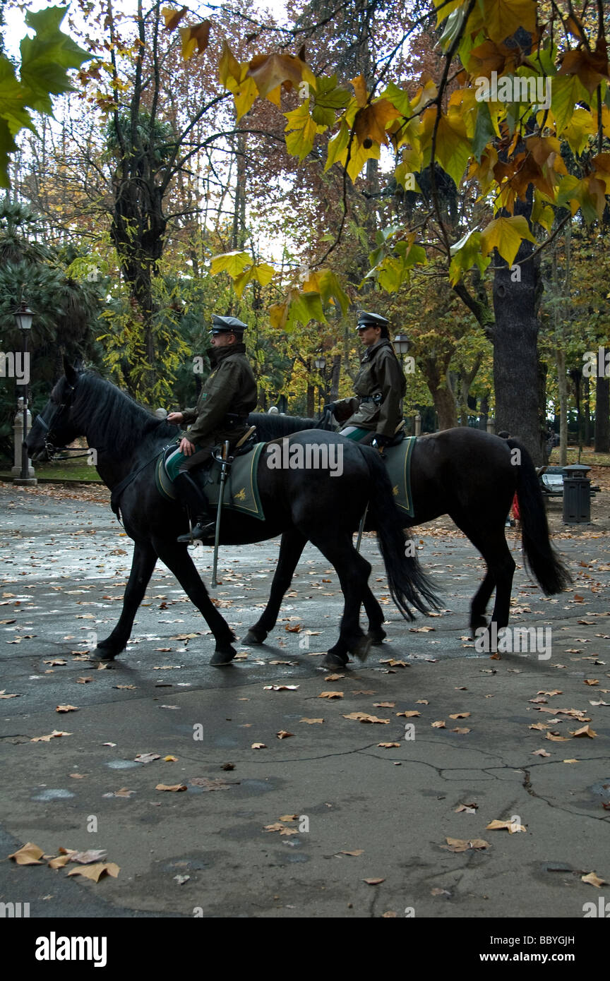 Montiert Polizisten von der Kavallerie Einheit Patrouillieren an der Gärten der Villa Borghese, Rom Italien Stockfoto