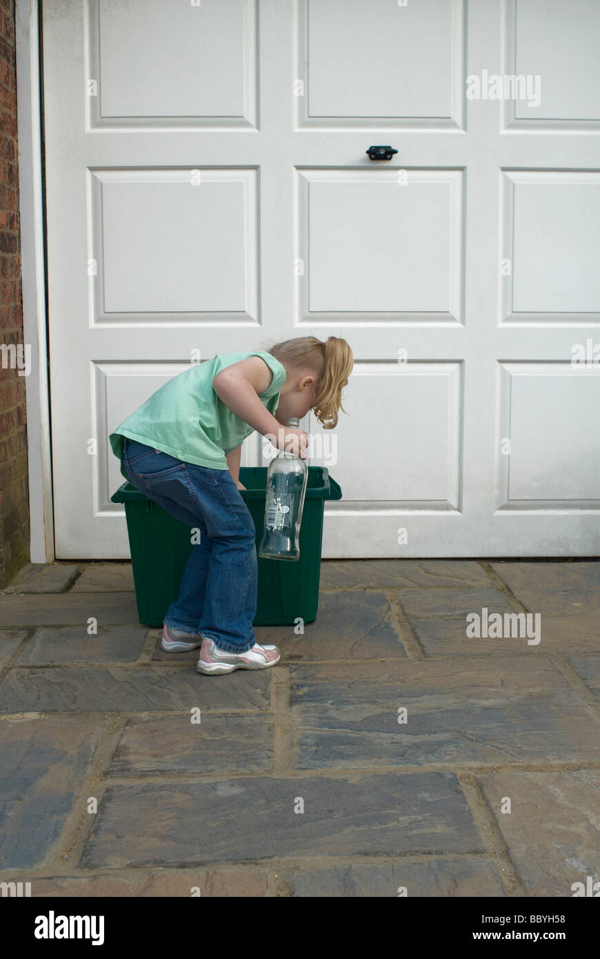 Kleines Mädchen Außerbetriebnahme recycling Stockfoto