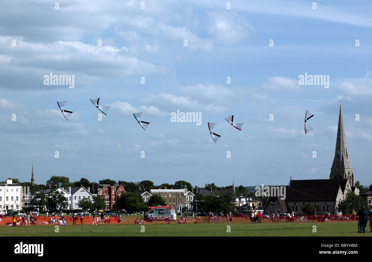 Bildung-Drachensteigen während der Blackheath International Kite Festival 2009 Stockfoto