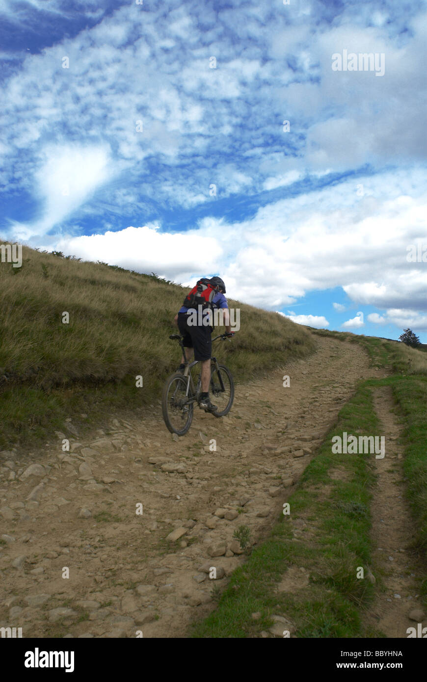 Mann-Mountainbike-Touren auf dem Lande Stockfoto