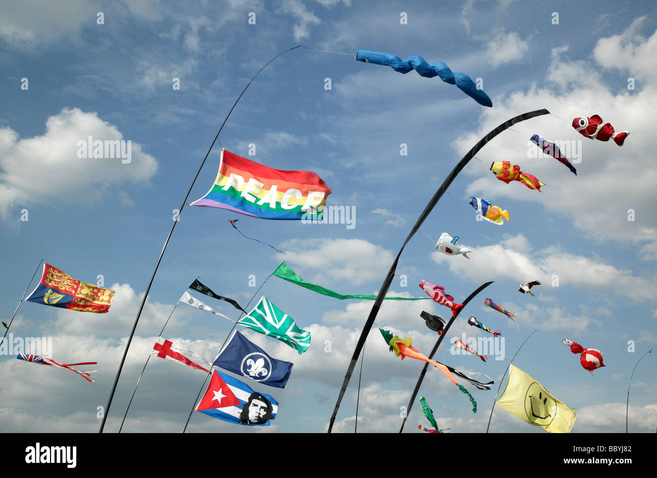 Fahnen, Wimpel und gefesselte Drachen im Wind flattern, während die Blackheath International Kite Festival 2009 Stockfoto