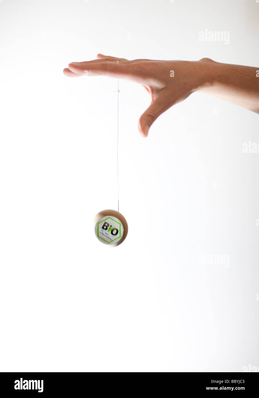 EU-Biologo-Hand spielen mit Yoyo mit dem EU Eco-logo Stockfoto