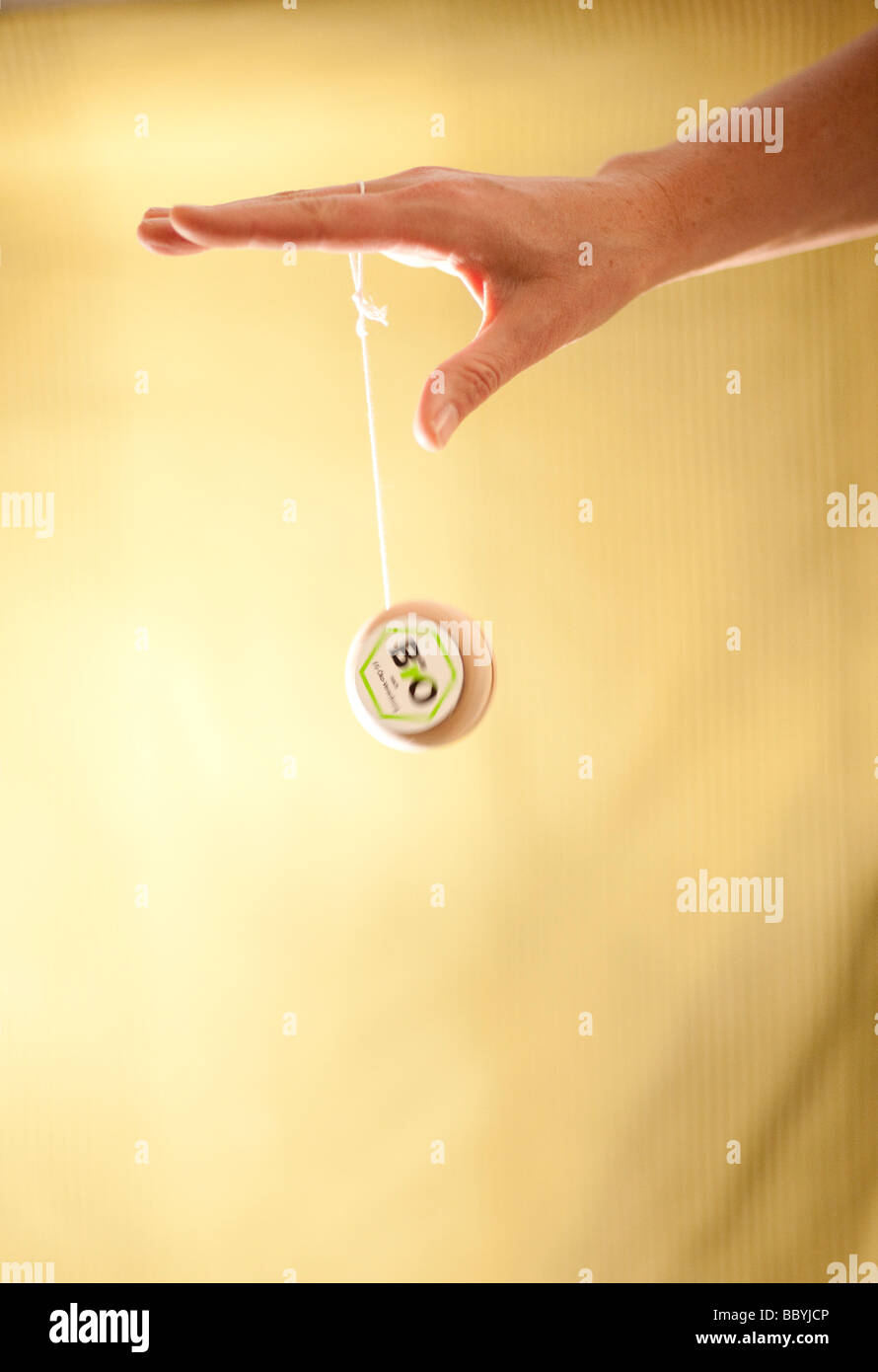 EU-Biologo-Hand spielen mit Yoyo mit dem EU Eco-logo Stockfoto