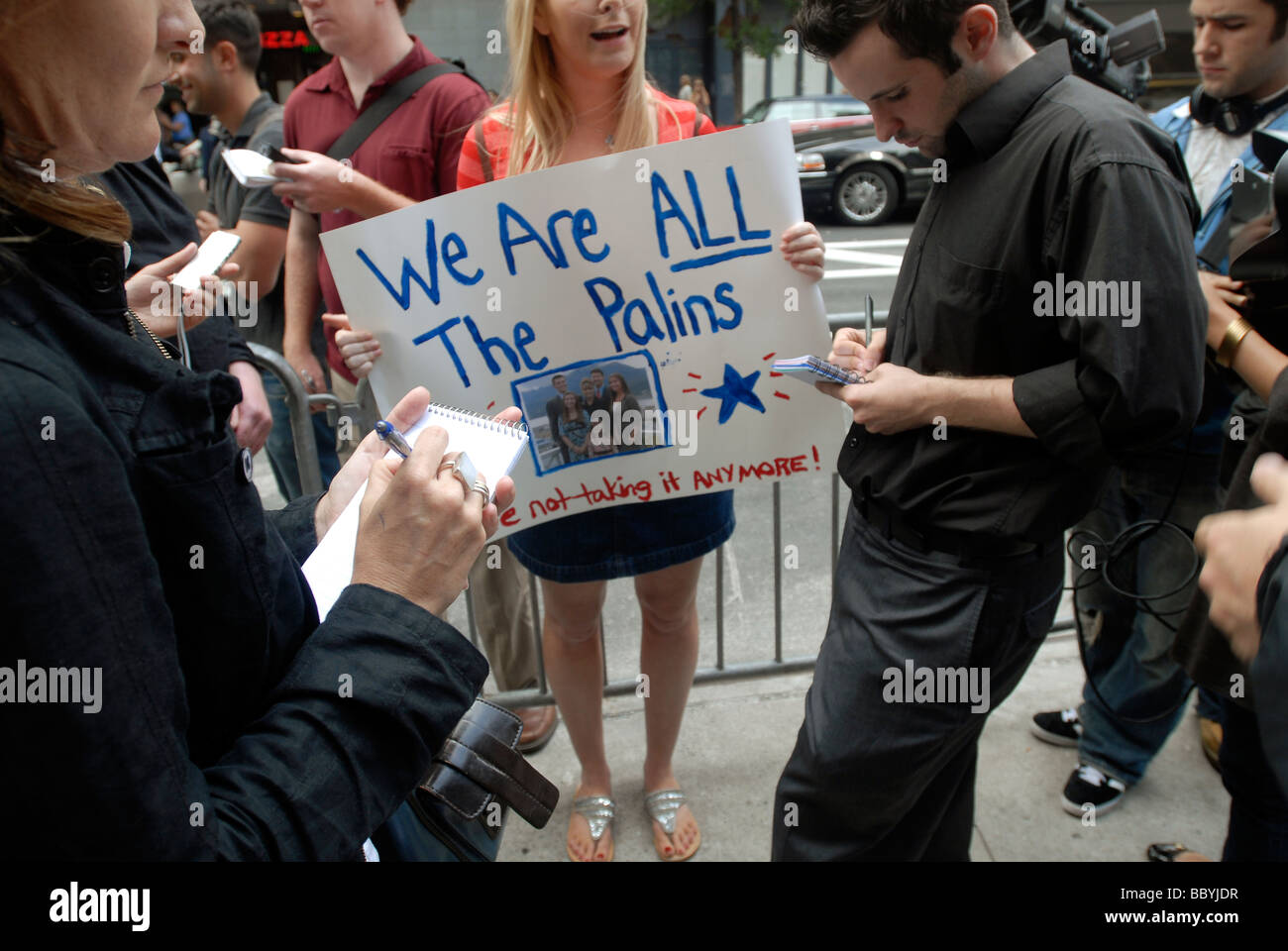 Demonstranten versammeln sich vor dem Ed Sullivan Theater, wo der Late Show with David Letterman taping ist Stockfoto