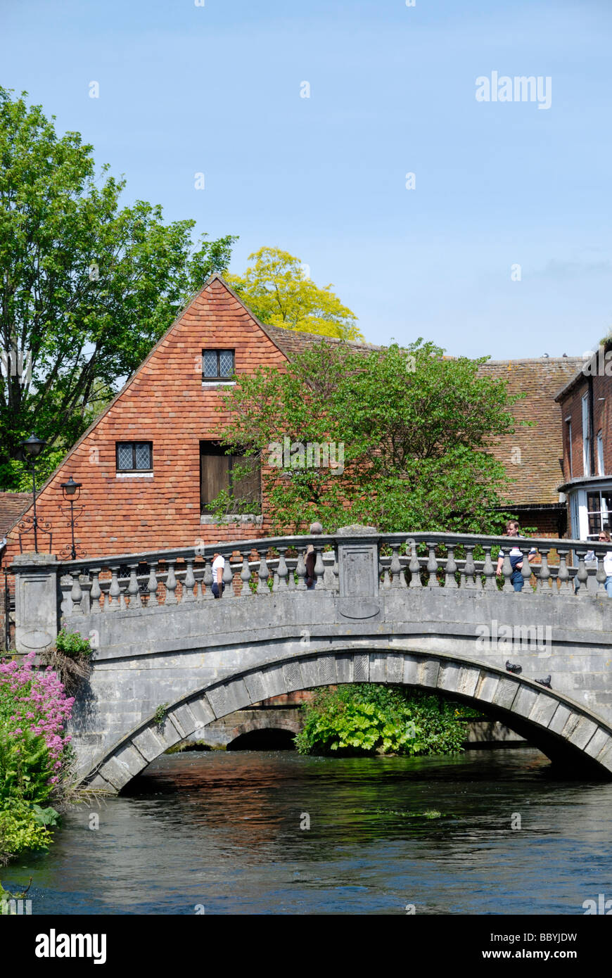 Stadt-Mühle und Brücke über den Fluss Itchen Winchester Hampshire-England Stockfoto