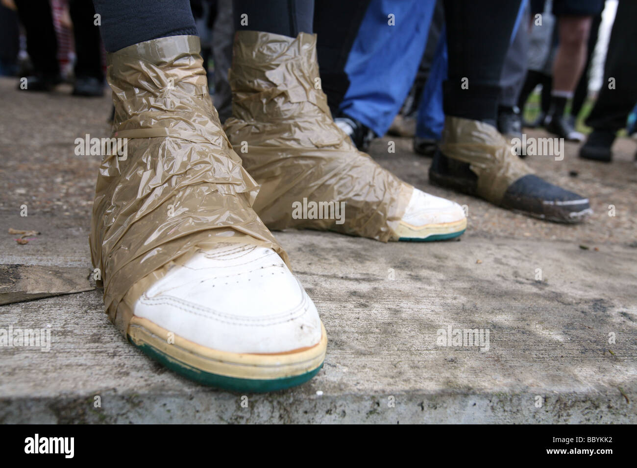 Teilnehmer-Schuhe mit Klebeband an ihren Knöcheln vor Beginn des Rennens  Mad Maldon Schlamm im Fluss Blackwater bei Maldon Essex statt  Stockfotografie - Alamy