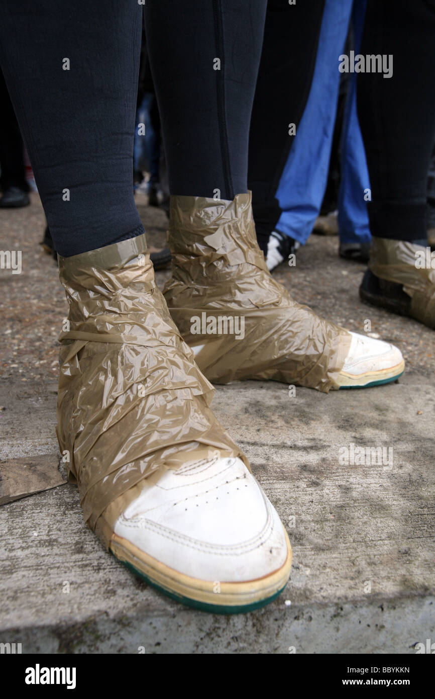 Teilnehmer-Schuhe mit Klebeband an ihren Knöcheln vor Beginn des Rennens  Mad Maldon Schlamm im Fluss Blackwater bei Maldon Essex statt  Stockfotografie - Alamy