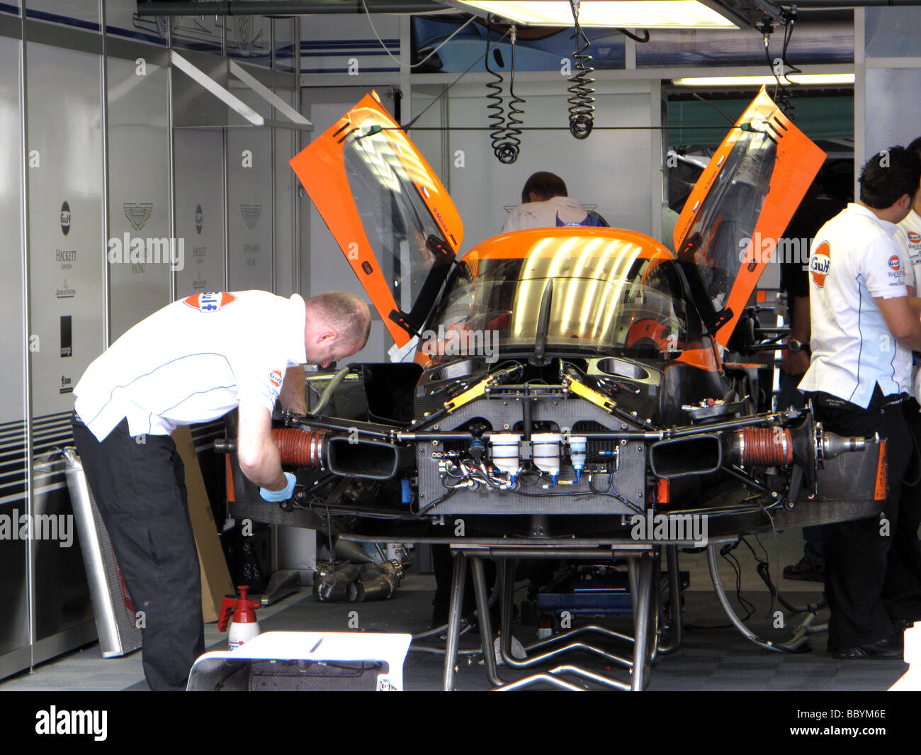 Le Mans 24 Stunden Heure Autorennen verfolgen Schaltung Grube Kfz-Mechaniker Stockfoto