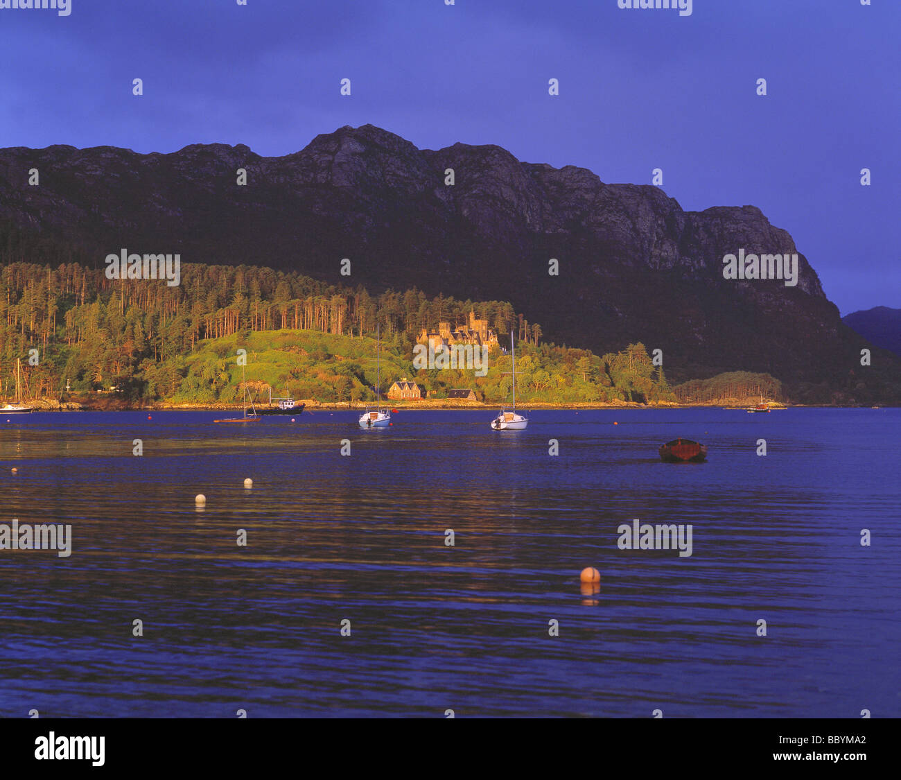 Das Sonnenlicht erhellt, Duncraig Burg und das Dorf Plockton auf Loch Carron in Wester Ross, NW Highlands Schottland Stockfoto