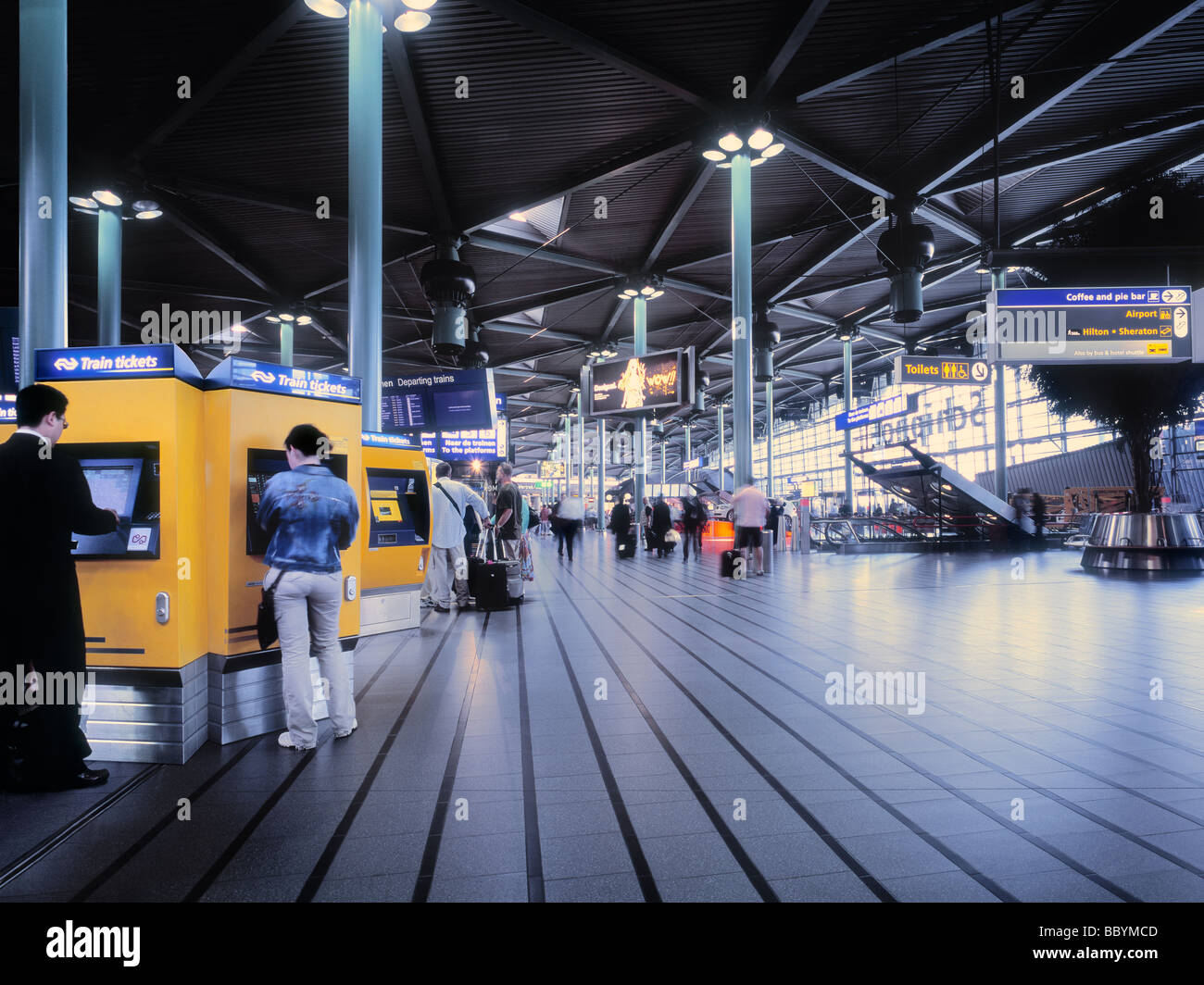 Menschen kaufen Tickets für den Zug am Flughafen Schiphol, Amsterdam, Niederlande. Stockfoto