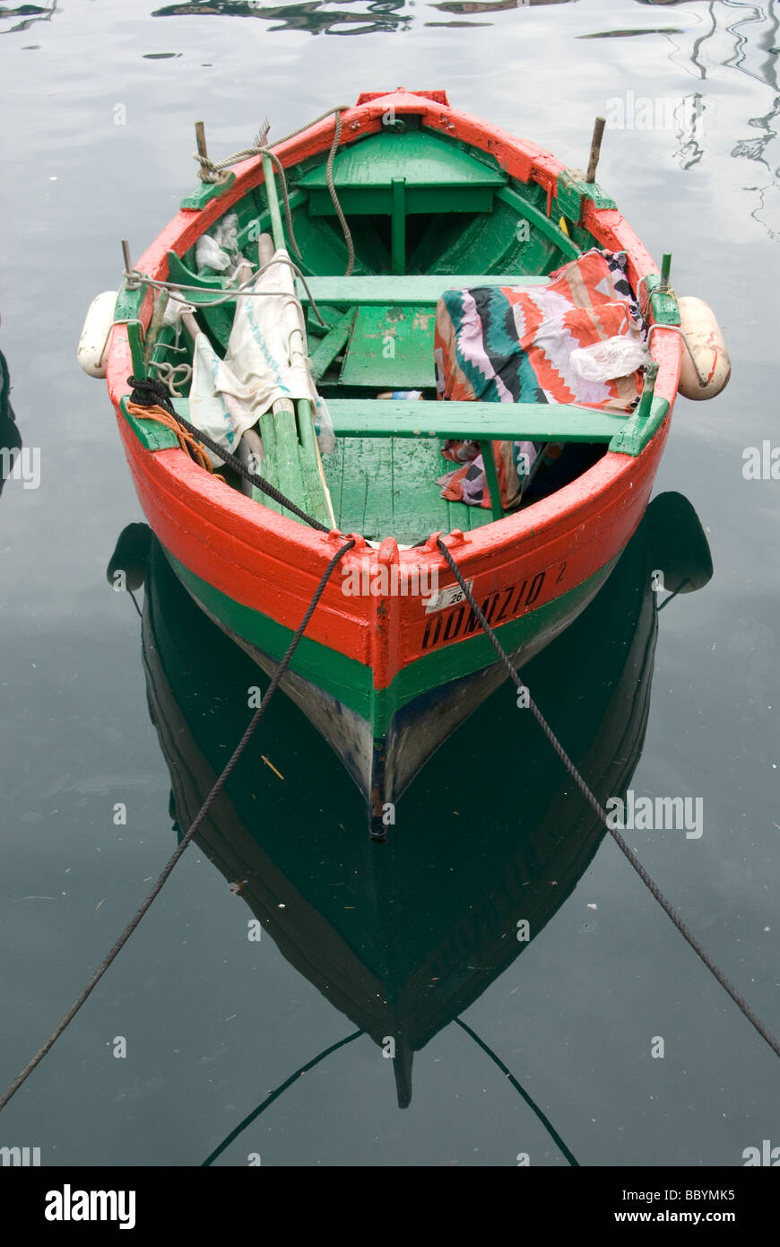Rote und grüne Boot ankern in Portoferraio, Elba Stockfoto