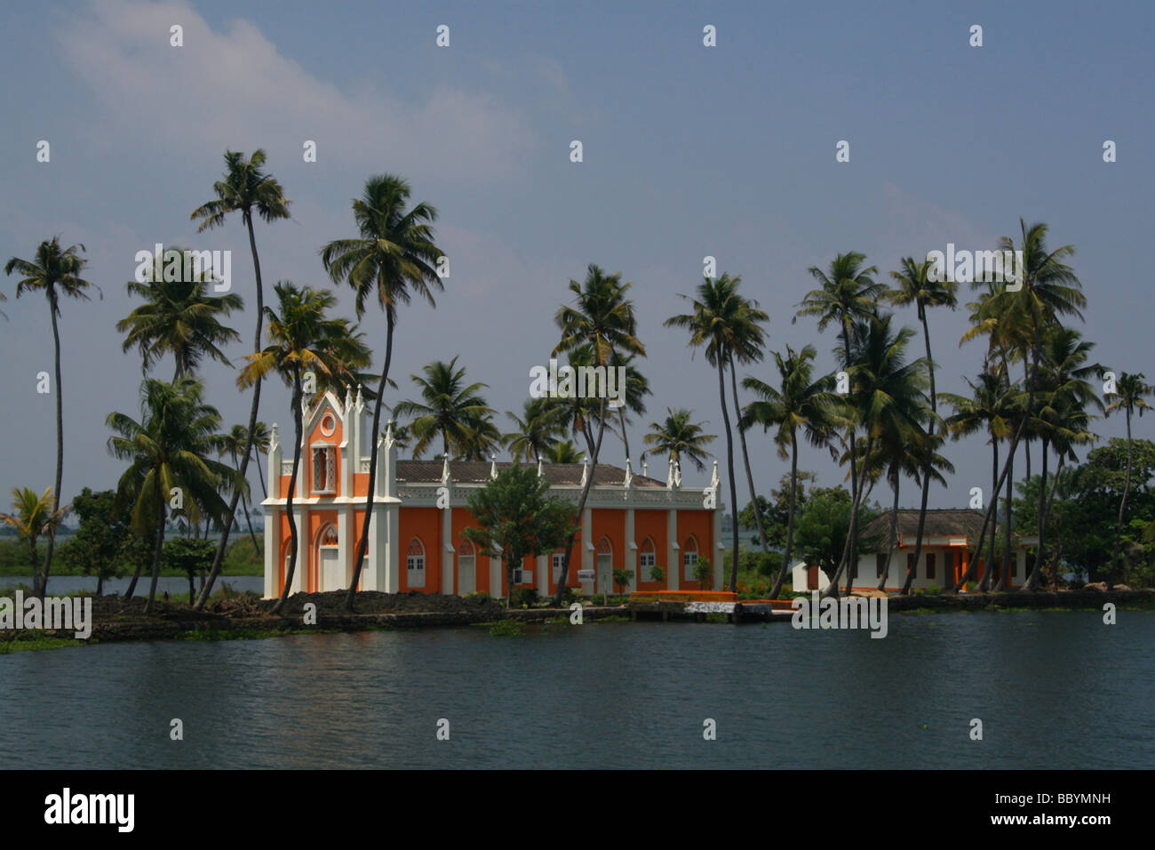 Bunte katholische Kirche in den Backwaters von Kerala. Indien Stockfoto