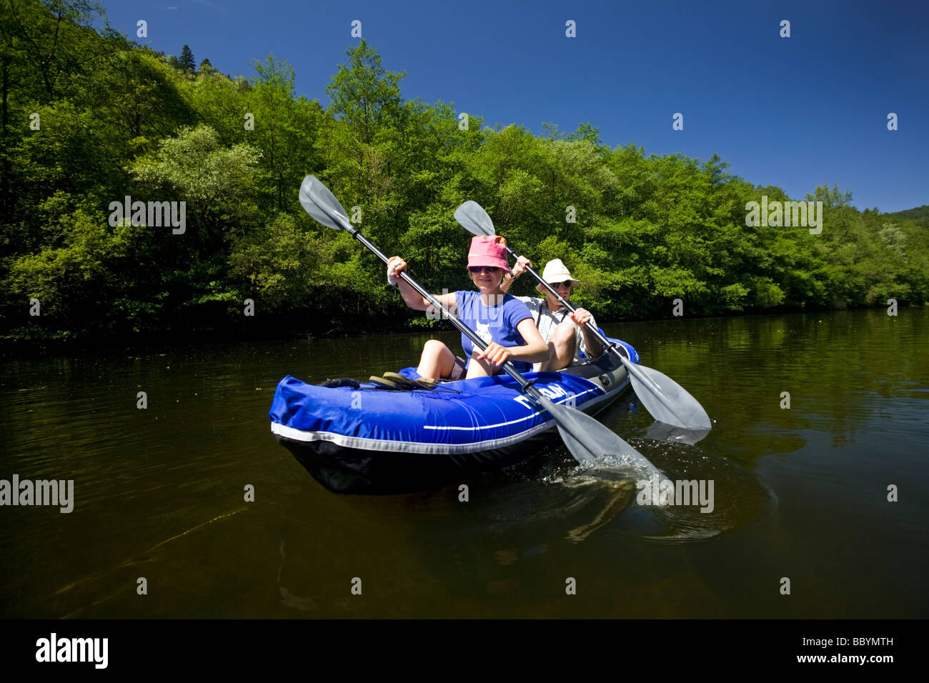 Ein paar paddeln am Fluss Sioule (Frankreich). Paar Pagayant Sur la Sioule (Frankreich). Stockfoto