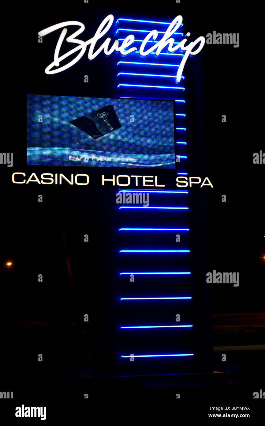Neon-Schild am Eingang zum Blue Chip Casino in Michigan City, Indiana in der Nacht Stockfoto