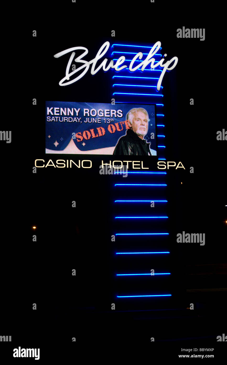 Neon-Schild am Eingang zum Blue Chip Casino in Michigan City, Indiana in der Nacht Stockfoto