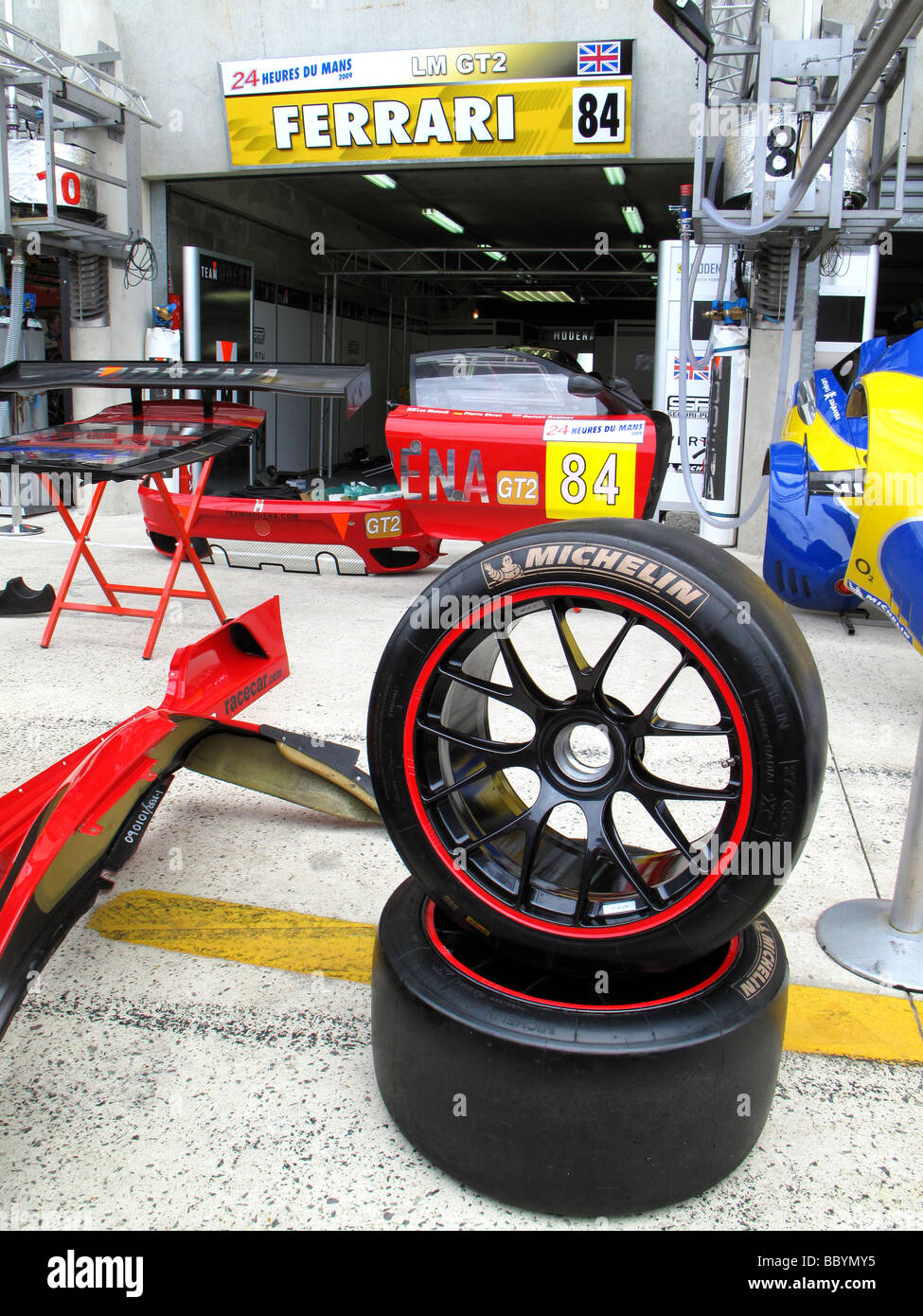 Le Mans 24 Stunden Heure Autorennen verfolgen Schaltung Grube-Michelin Reifen Stockfoto