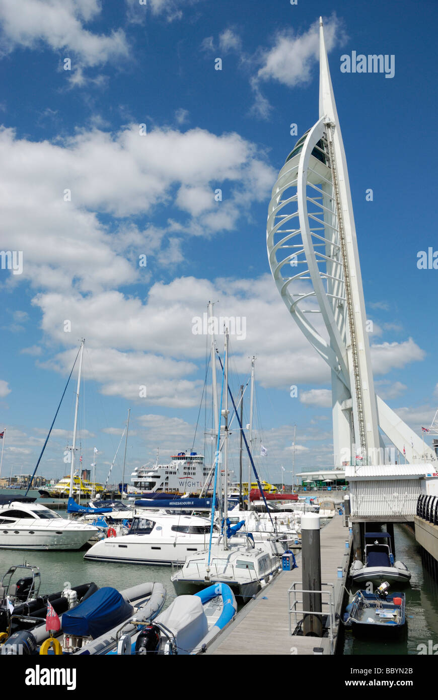 Spinnaker Tower und Marina Boote Portsmouth (Hampshire) England Stockfoto