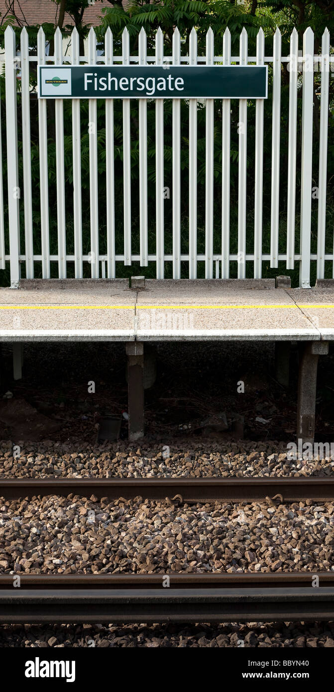 Fishersgate Station Zeichen Inidicating der Name des Bahnhofs an die es zugunsten der Passagiere platziert wird. Stockfoto