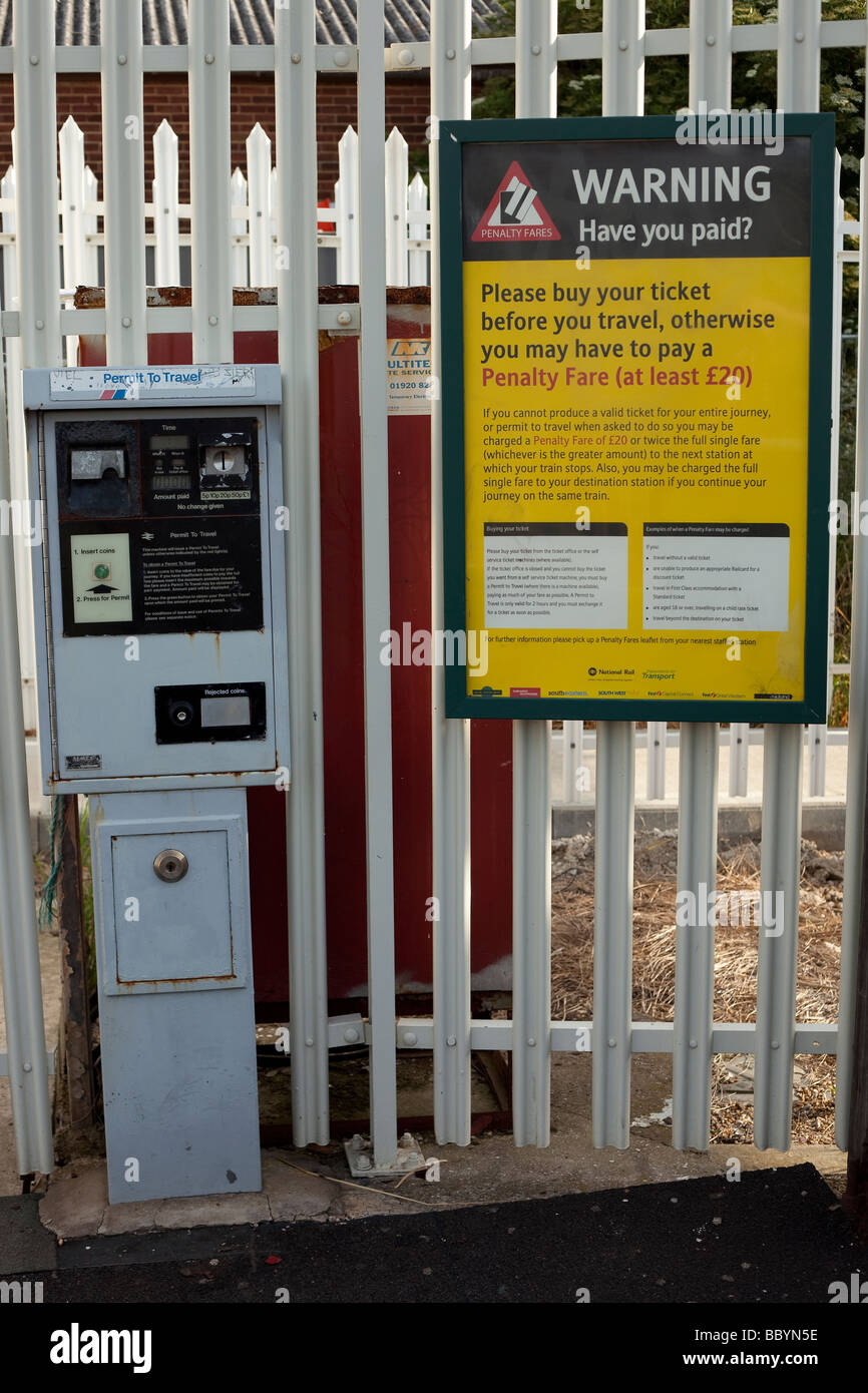 Gestatten Sie, Fahrkartenautomat und Strafe Warnhinweis zu reisen, Stockfoto