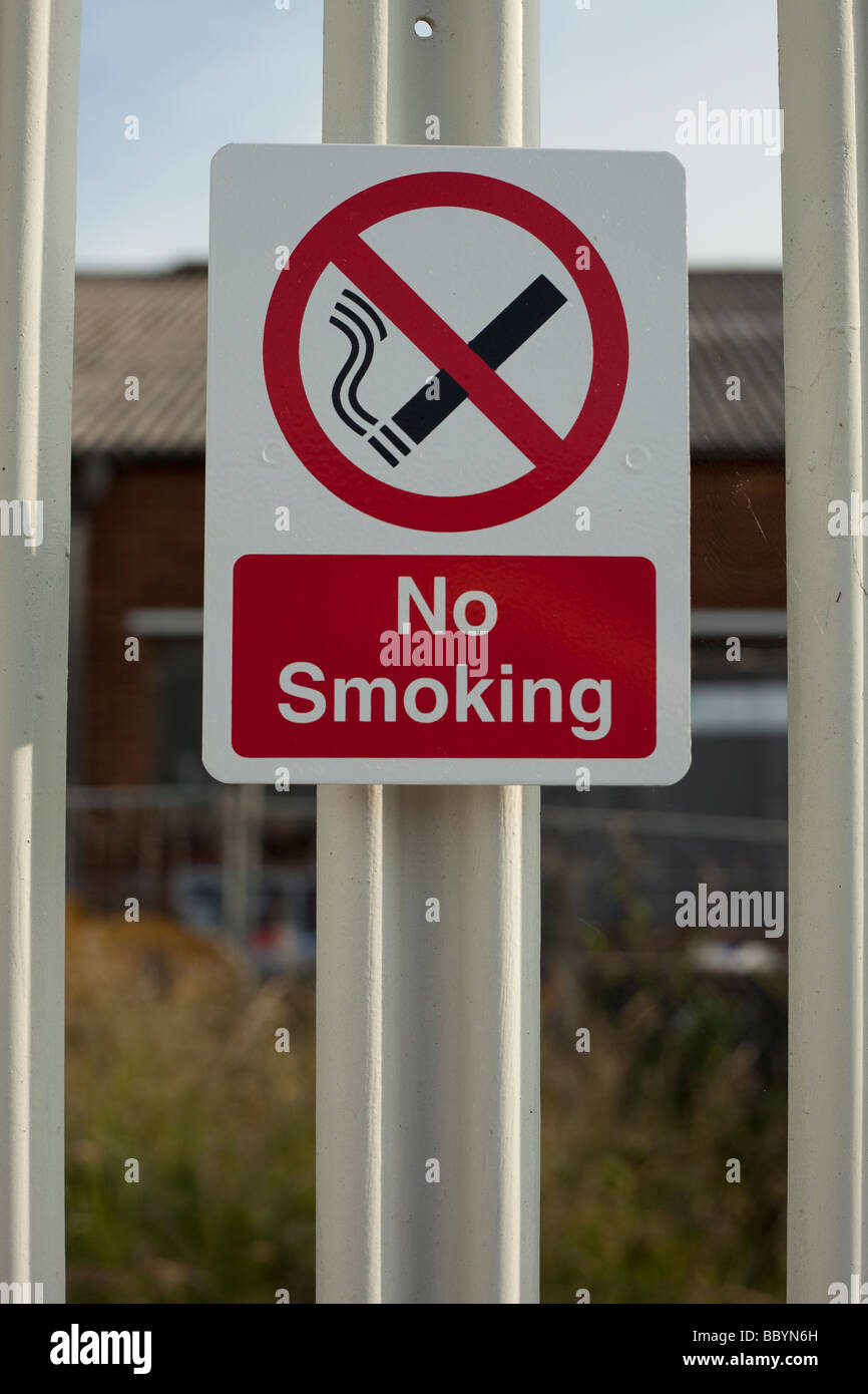 Kein Rauchen Zeichen an einem Bahnhof in Compiance mit gesetzlichen UK Straßburg Stockfoto