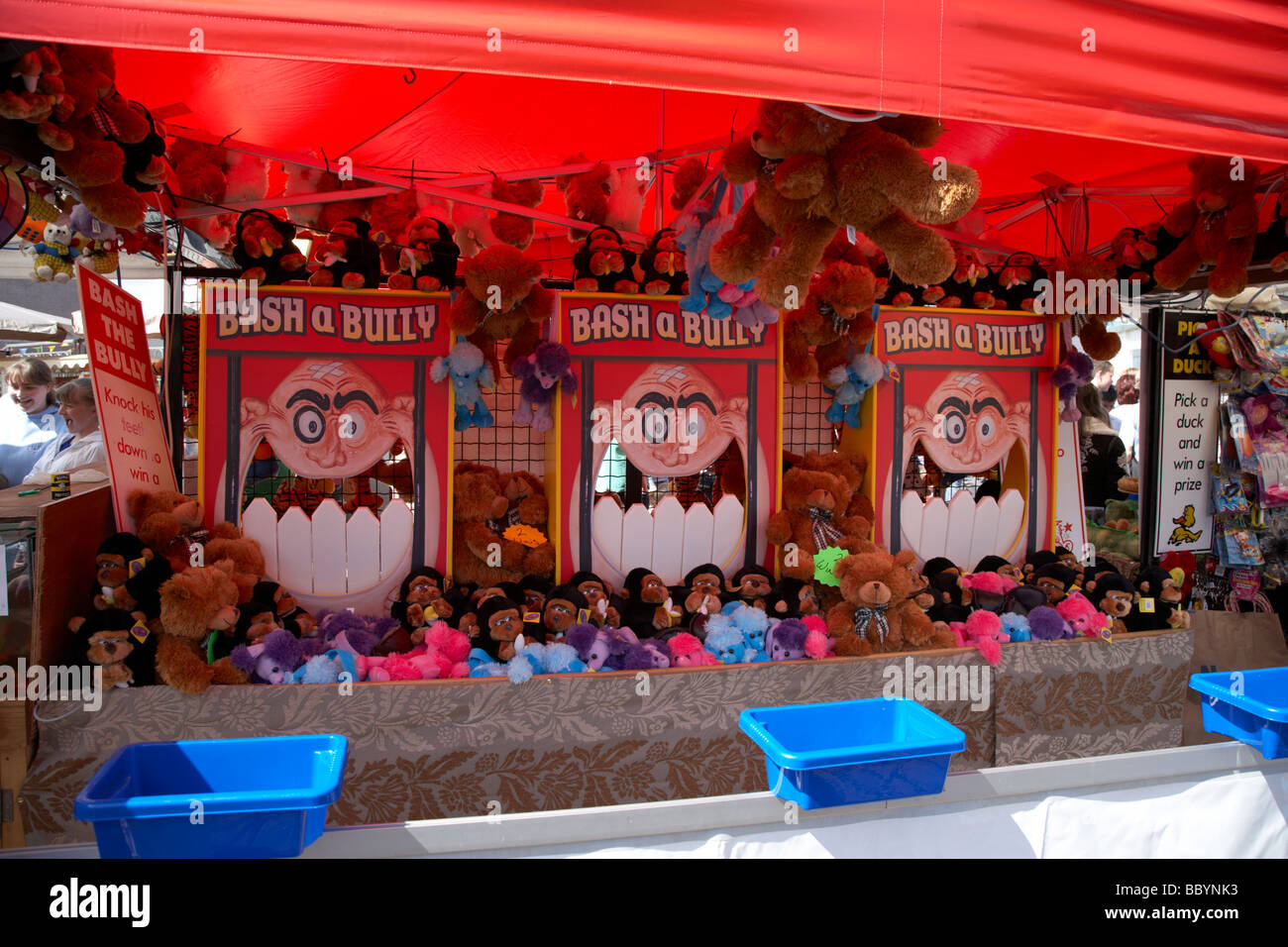 Bash einen Tyrann Festplatz Stall mit Kugeln, Zähne aus dem Ziel zu klopfen Stockfoto