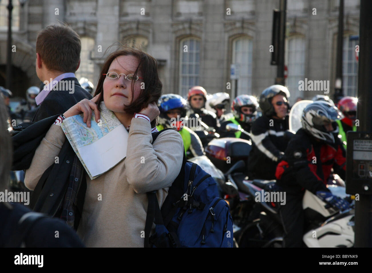 Frau sperrt ihre Ohren aus dem Klang von Motorrädern Drehfreude. Dies wurde am Tag der Protest von Motorradfahrern genommen. Stockfoto