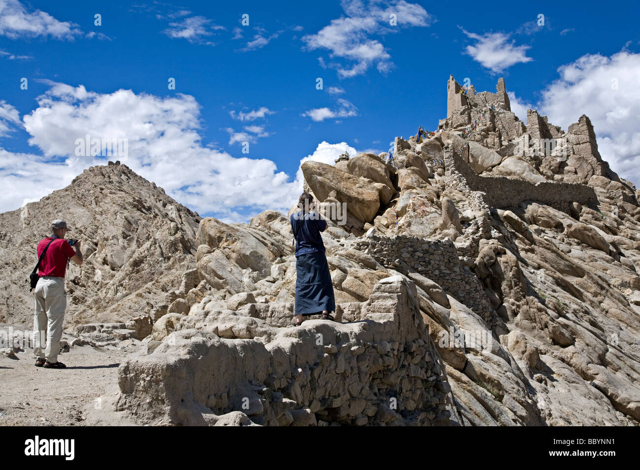 Touristen fotografieren die Ruinen des Palastes Shey. In der Nähe von Leh. Ladakh. Indien Stockfoto